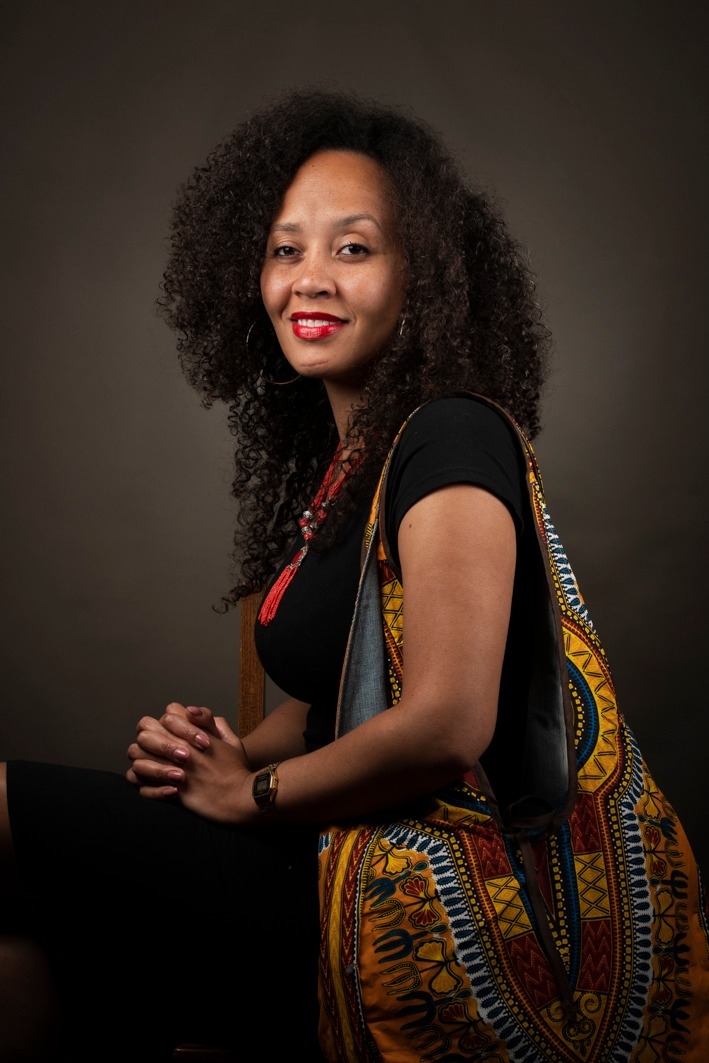 Portret van Annemarie Nodelijk met een van haar tassen over haar schouder