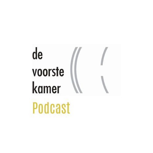 Logo van De Voorste Kamer podcast: in donkergrijze letters: De Voorste Kamer, en in gele letters: Podcast. Rechts daarvan het logo van De Voorste Kamer: twee verticaal gebogen strepen met iets daarvan verwijderd een zelfde gebogen streep, hetzij in het midden open. De strepen bootsen een doorsnede van de voorkant van een oog na. 