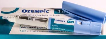 Een Ozempic injectienaald op een Ozempic verpakking